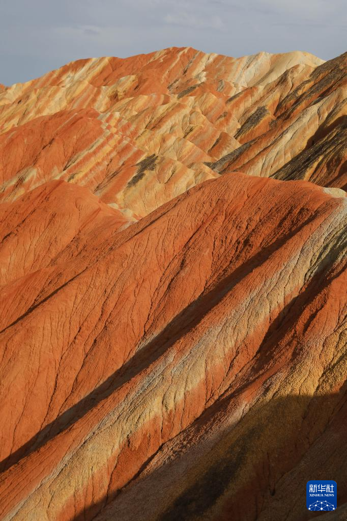 这是6月25日在甘肃省张掖市七彩丹霞景区拍摄的丹霞景观 新华社记者 马希平 摄