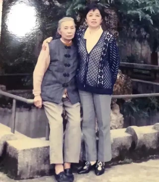 杨本芬与母亲（受访者供图）