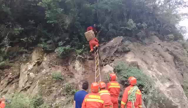 四川汶川泥石流致道路冲毁，消防运送物资、搭建绳索转移群众