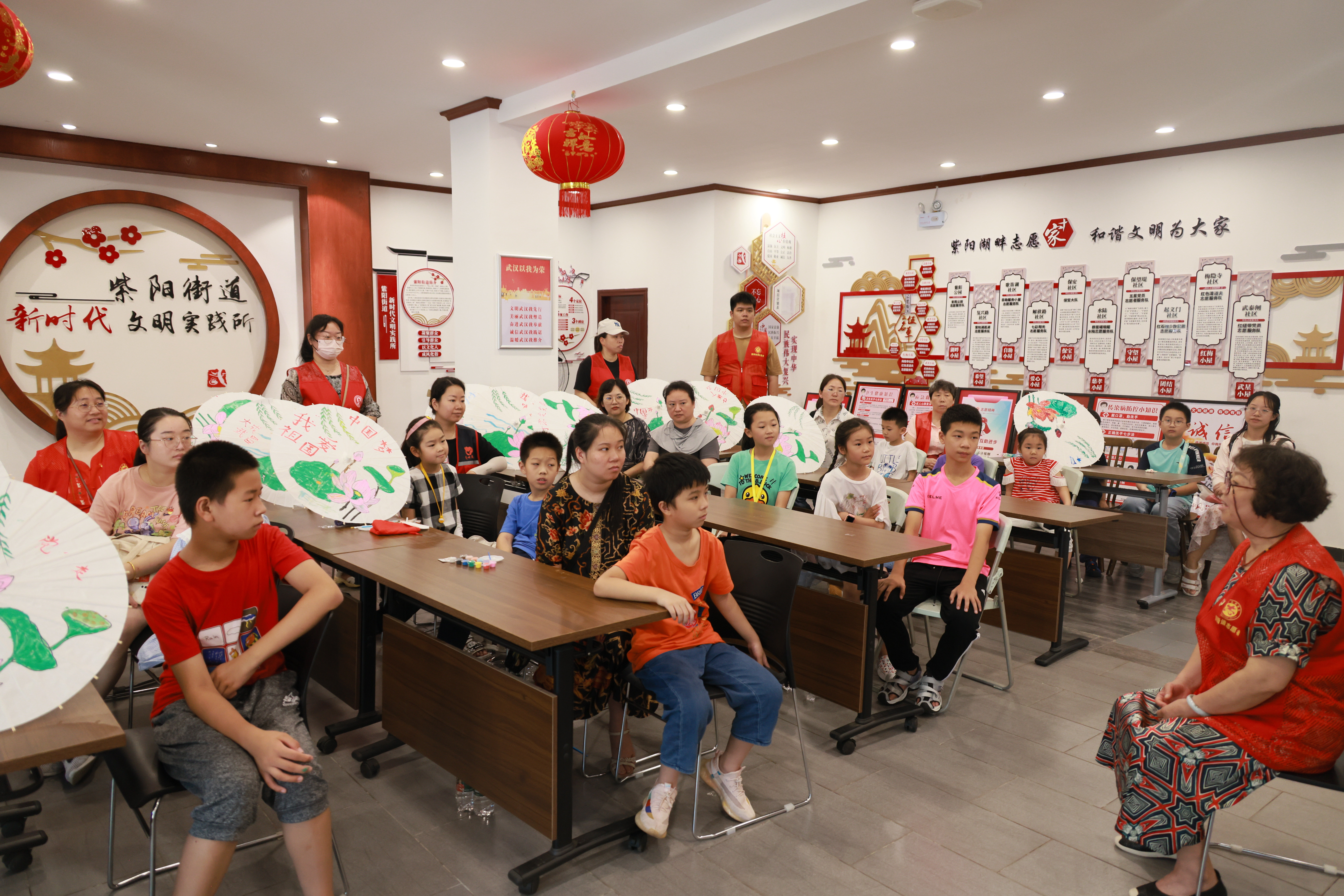 社区老党员裴晓玲在紫阳街道新时代文明实践所为小朋友们讲红色党史故事