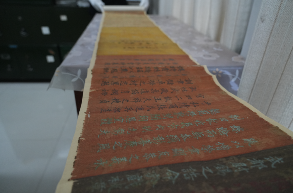 图为新发现的五彩圣旨。新华社记者赵鸿宇 摄