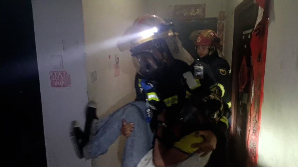 住房起火4人被困，初步认定系居民在沙发上吸烟引发