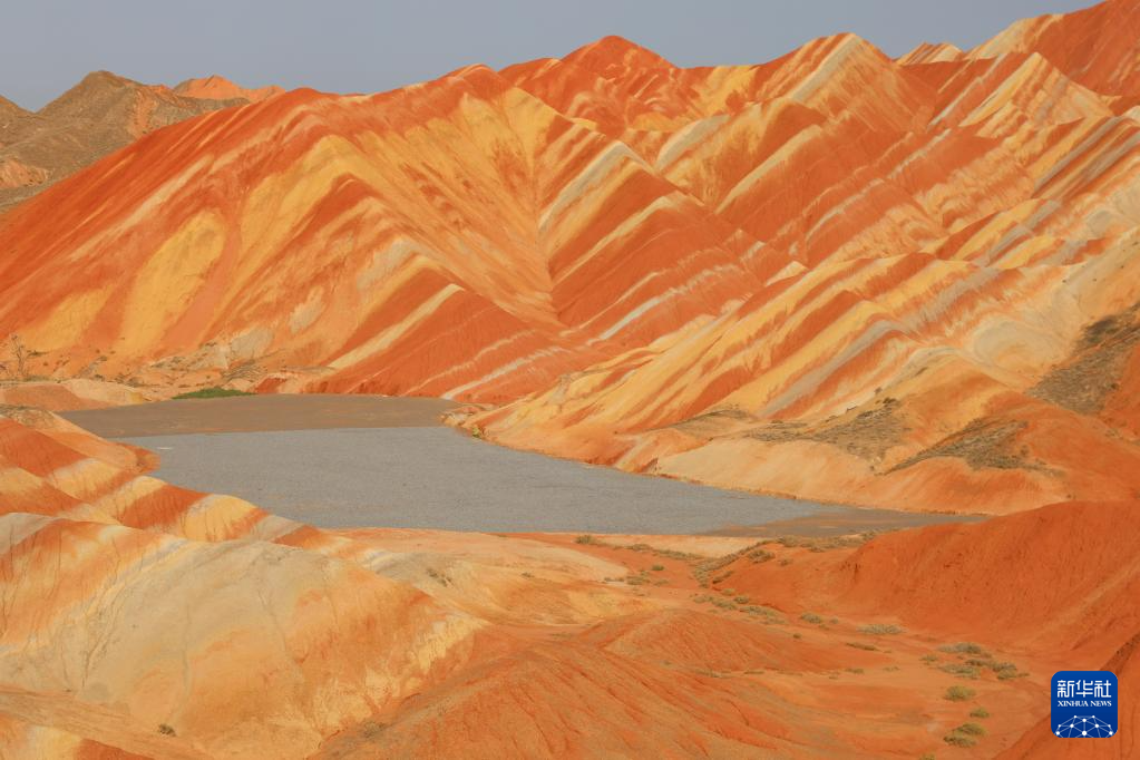 这是6月25日在甘肃省张掖市七彩丹霞景区拍摄的丹霞景观 新华社记者 马希平 摄