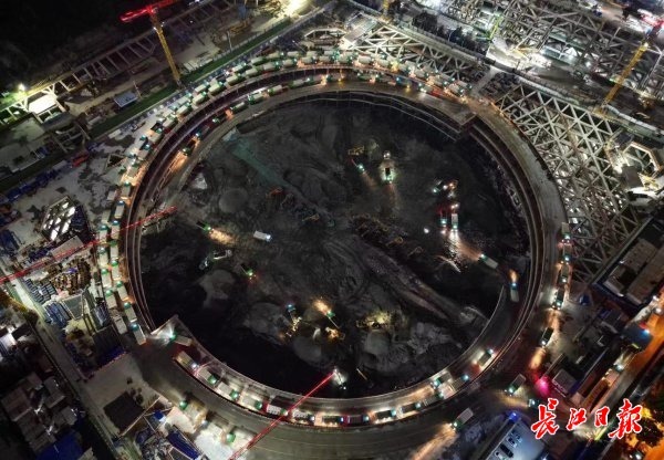 基坑内一派热火朝天的繁忙景象。 记者李永刚 摄