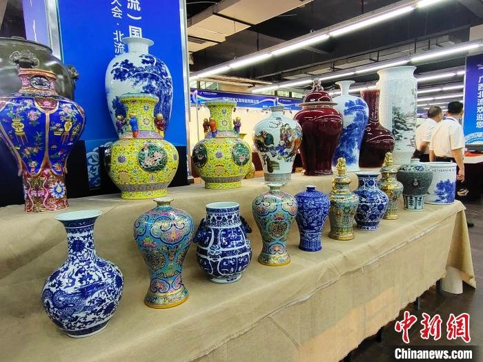 图为陶瓷产品展览上展出的各式精美瓷器。　杨志雄 摄