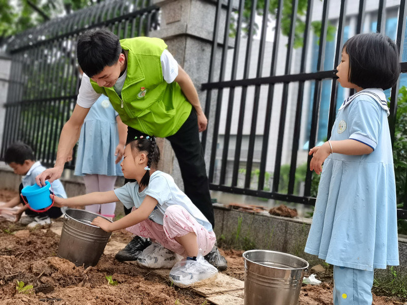 常驻综合体的社工带孩子们开荒栽花种草，亲近自然。