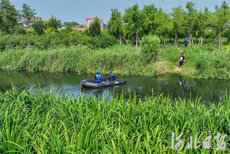 6月26日，救援队队员模拟搜救被困人员。