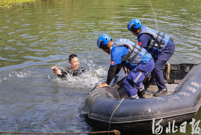 6月26日，救援队队员模拟救援落水群众。