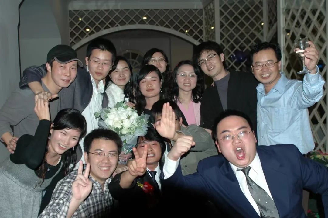 2006年，宋铮在广州结婚时，天涯来宾的合影，邢明（右一）是证婚人，专程从海口赶到广州（受访者供图）