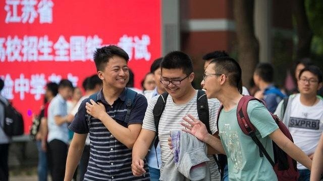 江苏600分以上考生超3万人,浙江一本线594分,能说明江浙考生更卷吗?_凤凰网