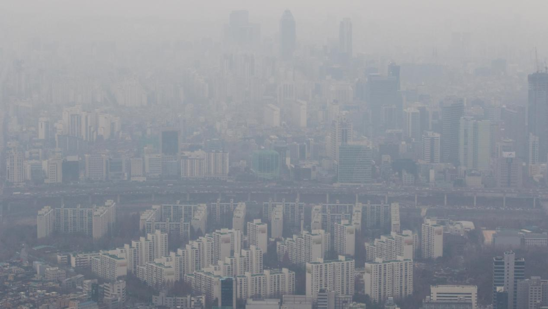 雾霾中的首尔，韩民众认为雾霾主要来自中国