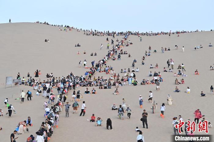 甘肃敦煌夏日沙漠旅游热