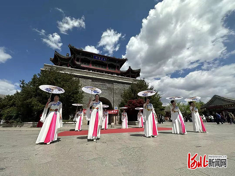 日前，志愿者在“2023爱上山海关——多彩文艺靓关城”惠民演出活动中表演精彩节目。 秦皇岛市文明办供图