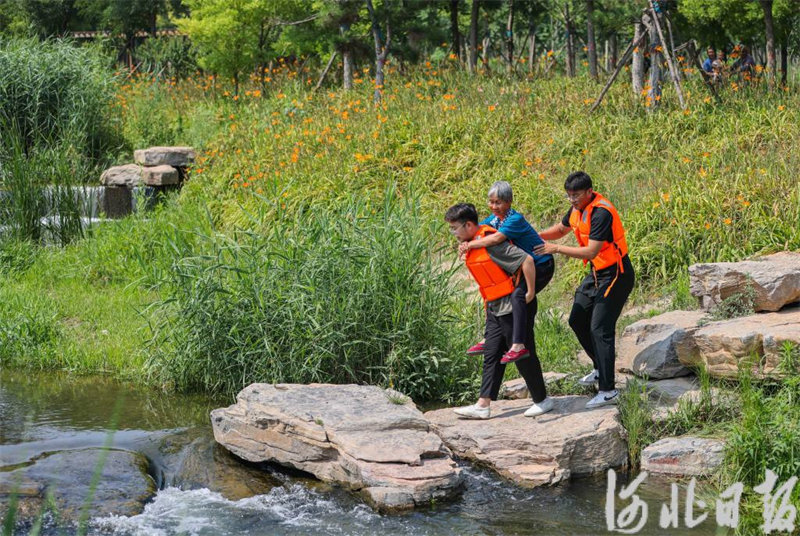 6月26日，复兴区防汛人员模拟转移被困群众。