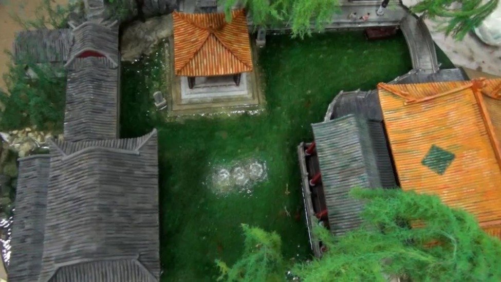 男子做微缩版趵突泉，最小物件为0.5厘米长的锦鲤