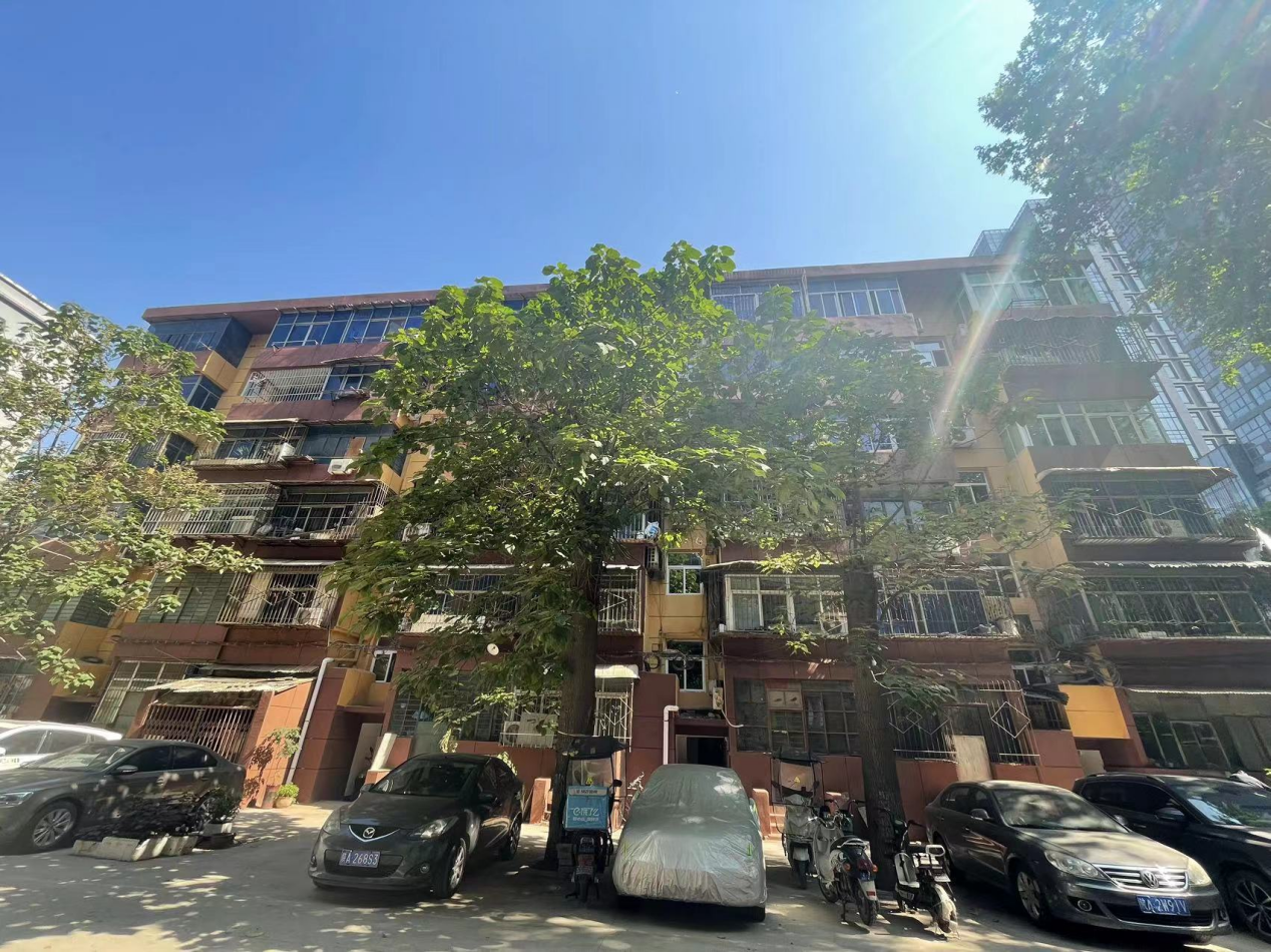 在小区院内，居民刘阿姨正陪着孙子玩耍。“以前的小区不像现在的新小区有儿童活动区，小区改造后增设了健身器材，晚饭后都会带孩子到这边来玩。”当谈到小区变化时，刘阿姨满脸高兴，“墙面粉刷后，小区就像当年刚住进来时的样子，楼道里也没有了蜘蛛网，现在住着舒心多了。”