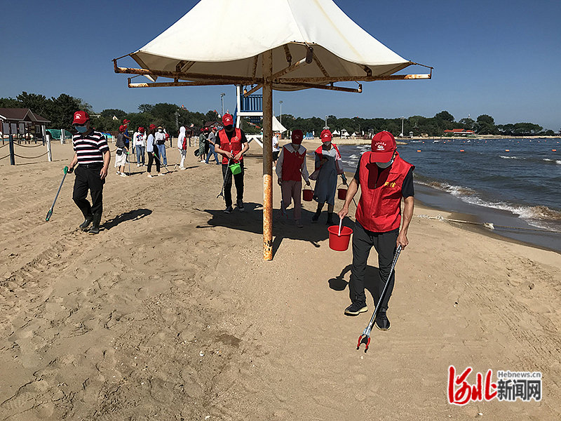 日前，北戴河区的志愿者在海滩捡垃圾。 秦皇岛市文明办供图