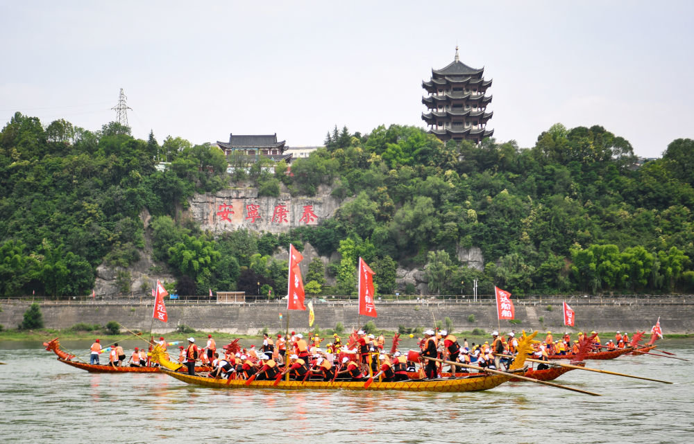 龙舟队选手在第23届中国安康龙舟节比赛中（6月22日摄）。新华社发（邹竞一摄）