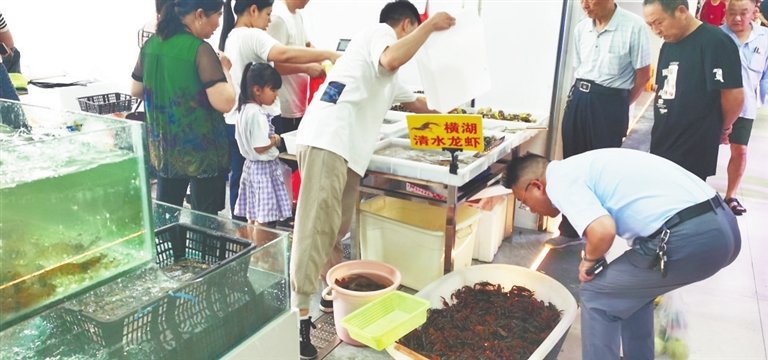 农贸市场小龙虾价格亲民。 本报全媒体记者 徐黎明摄