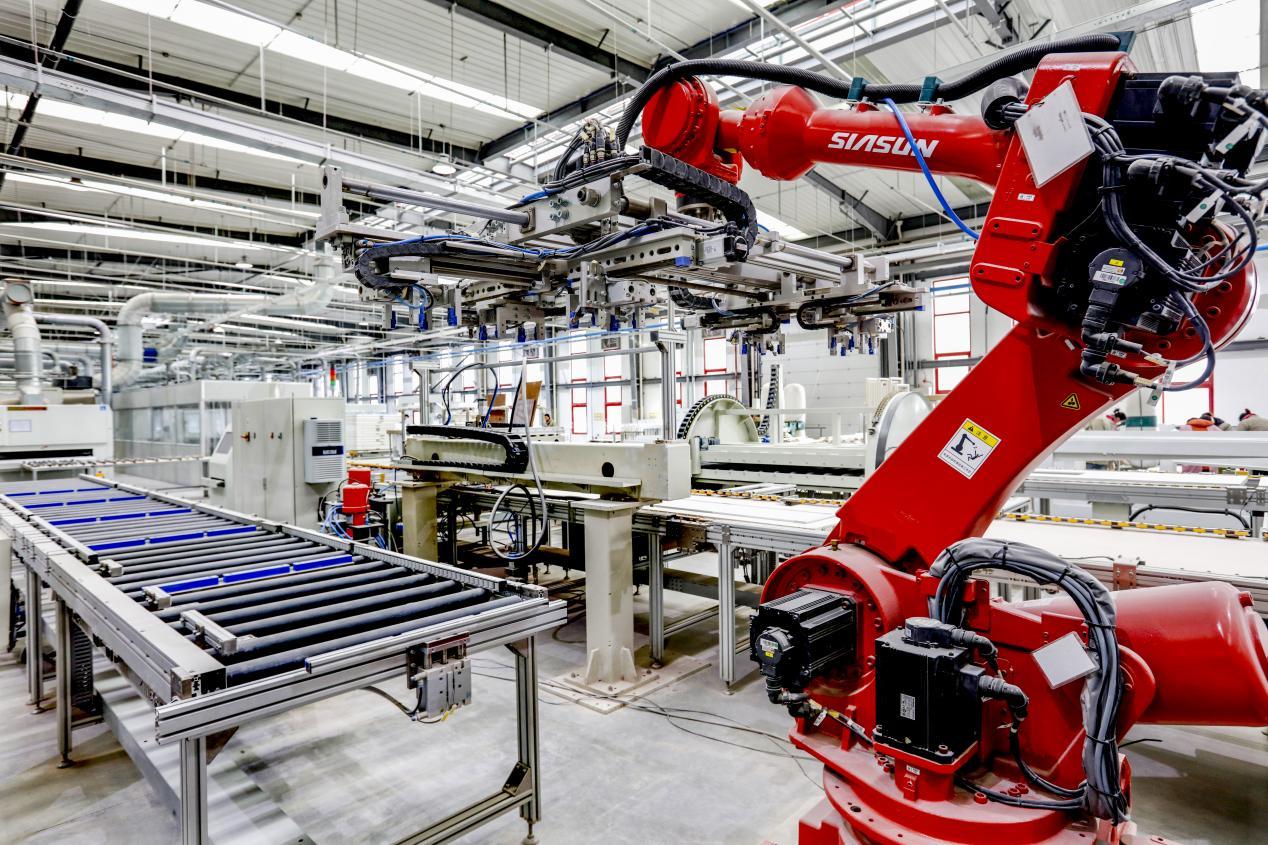 安徽闼闼同创木业有限公司机器人自动化生产线机械设备。受访者供图