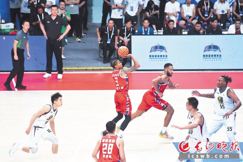 约瑟夫·杨在比赛中投篮。长沙晚报全媒体记者 邹麟 摄