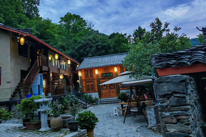 这是6月6日拍摄的陇南市康县岸门口镇朱家沟村“五福临门”民宿 新华每日电讯记者 郎兵兵 摄