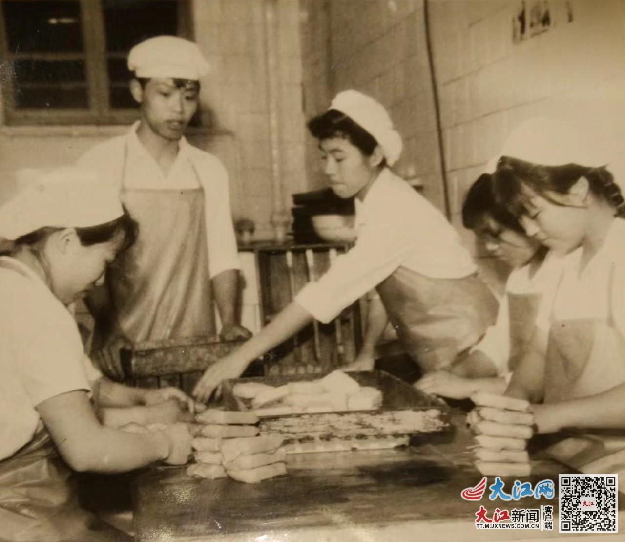 老照片：万花楼员工做糕点