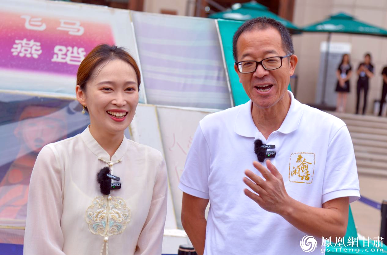 俞敏洪（右）和东方甄选主播YOYO在甘肃省博物馆开启甘肃专场直播活动 马斌 摄