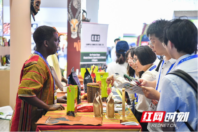 ▲ 顾客们正在挑选非洲特色产品。