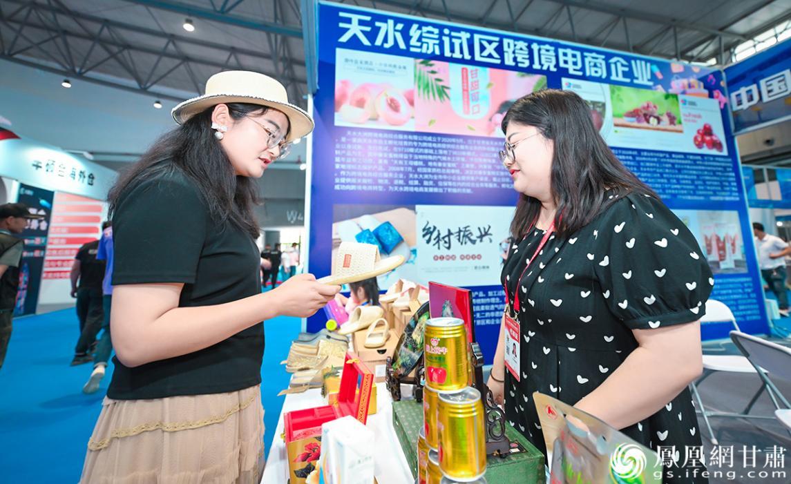 消费者在展会现场“嗨购” 杨艺锴 摄