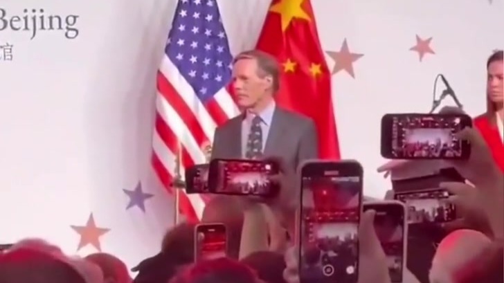 美国国庆日，美驻华大使馆高唱《义勇军进行曲》