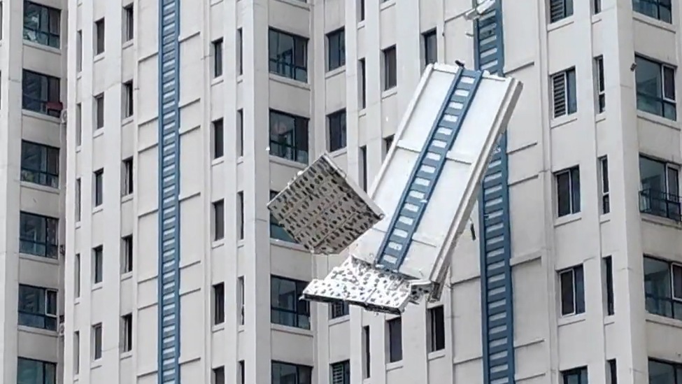 业主拍下小区高层墙皮脱落瞬间，小区物业回应