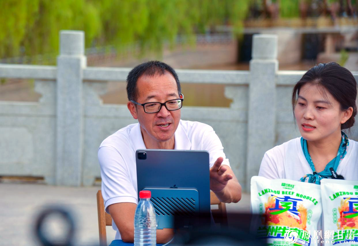 在黄河之畔，俞敏洪直播推介甘肃美食。马斌 摄