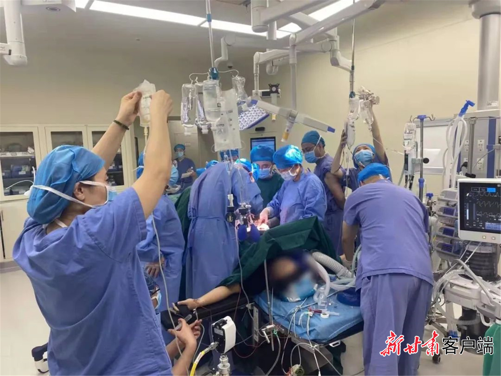 甘肃省中心医院医护人员全力以赴救治杨女士