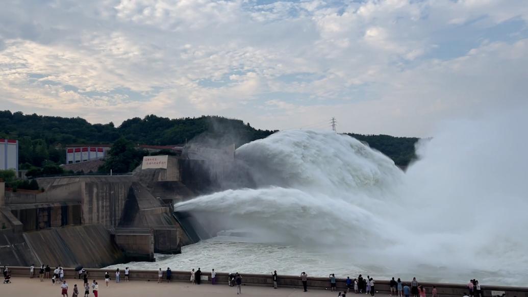 航拍黄河小浪底调水调沙，白色飞瀑场面壮观