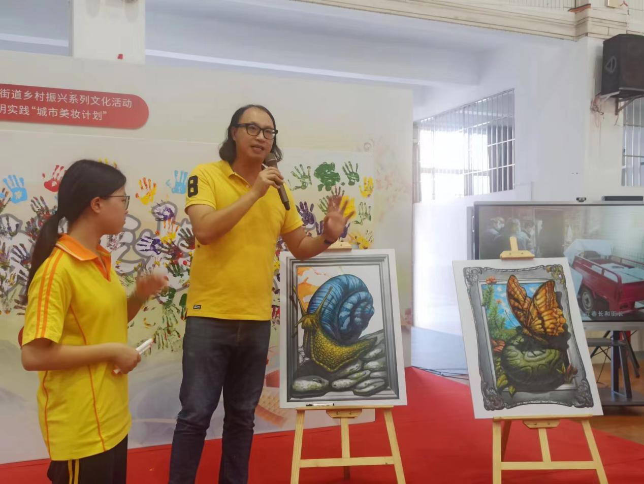 图：中国顶尖错觉艺术家、佛山市南海区艺术创意产业协会会长万以珩对学生作品进行点评