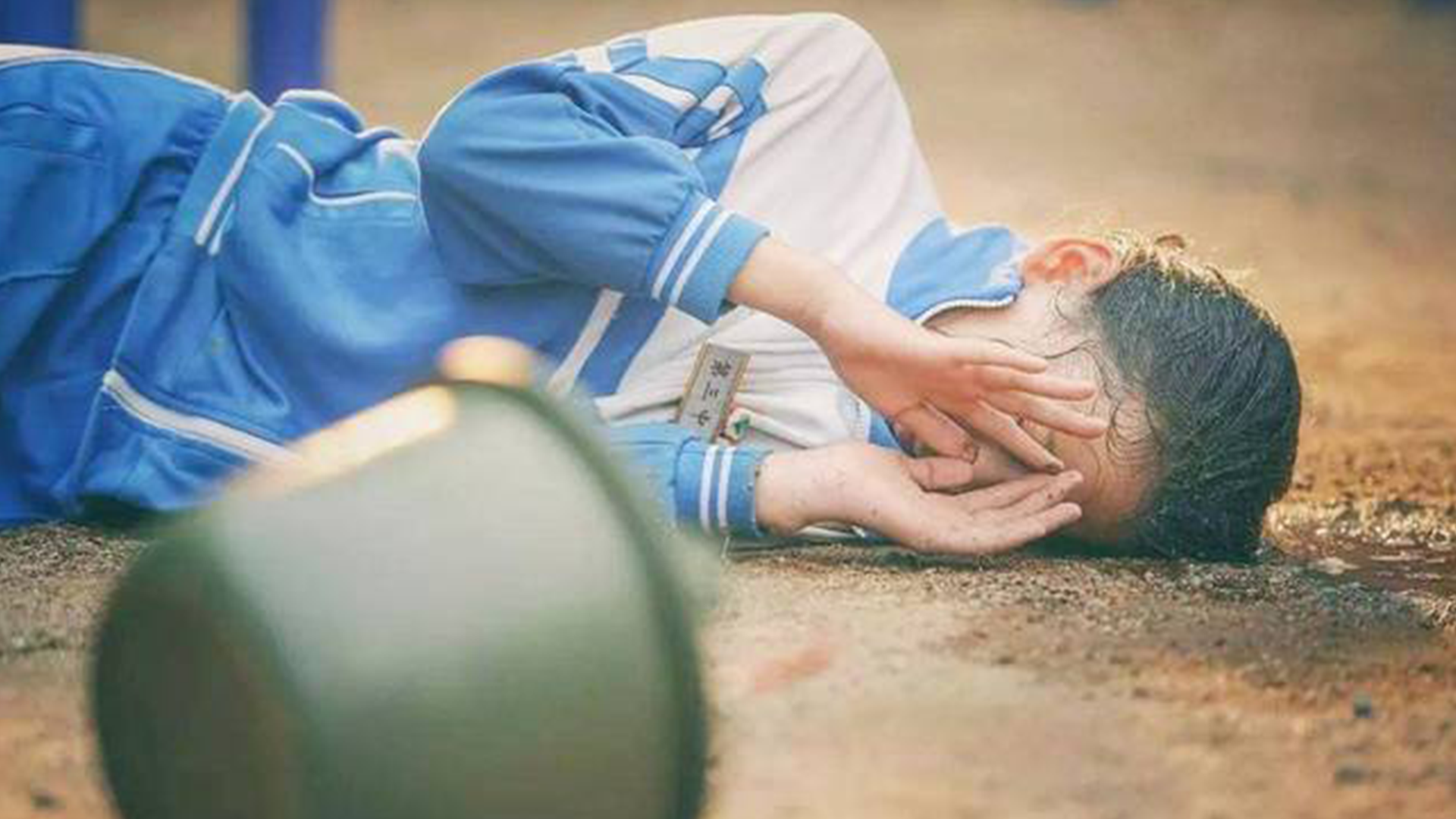 因未给车让路，西安一穿校服16岁女生遭年轻男女殴打住院_直击现场_澎湃新闻-The Paper