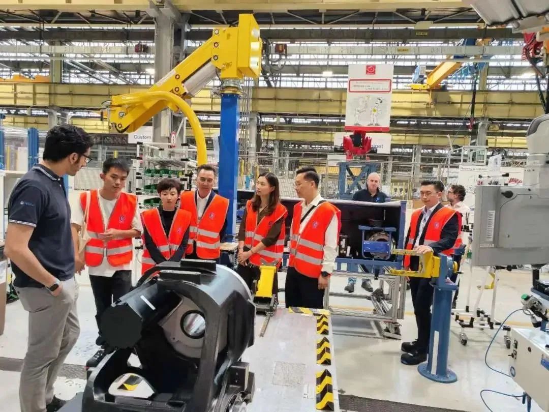 重庆招商团考察柯马机器人
