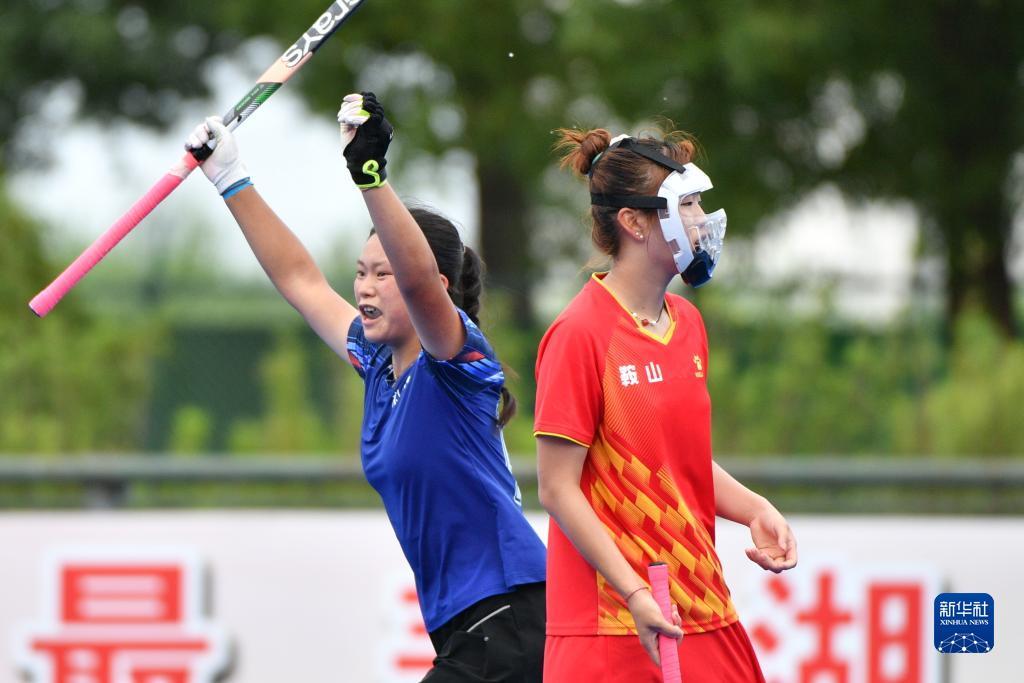 7月3日,兰州队球员刘滢(左)在比赛中庆祝得分。新华社发(史康 摄)