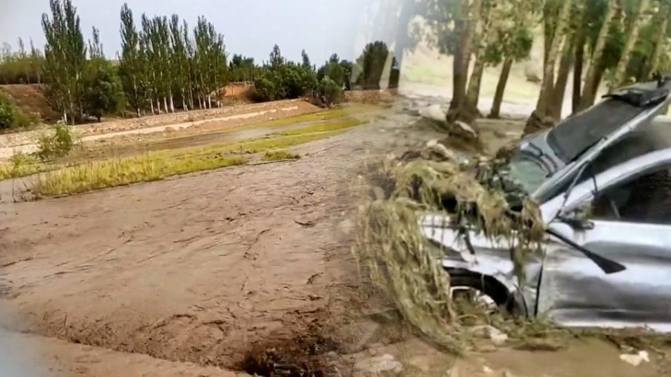 呼和浩特武川县山洪画面曝光：有私家车陷入淤泥
