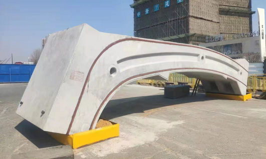 “站起来了”！青岛地铁“现役”最大龙门吊安装完成