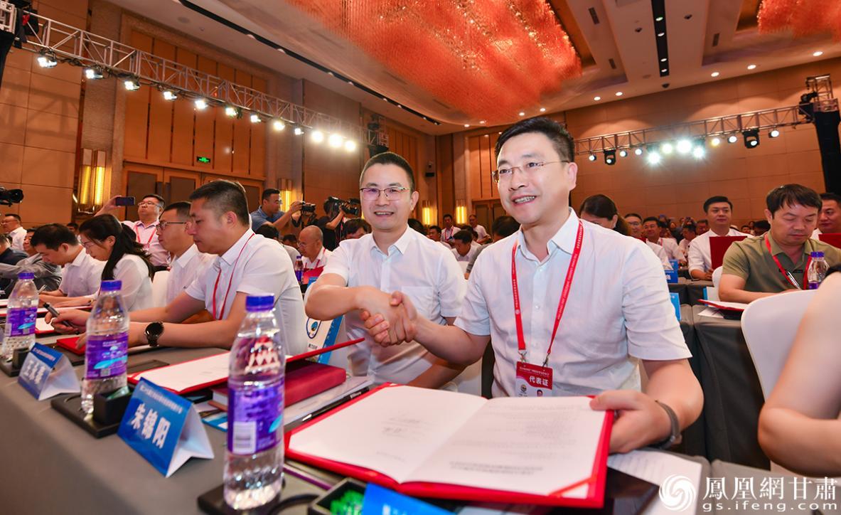 参会企业成功签约 杨艺锴 摄