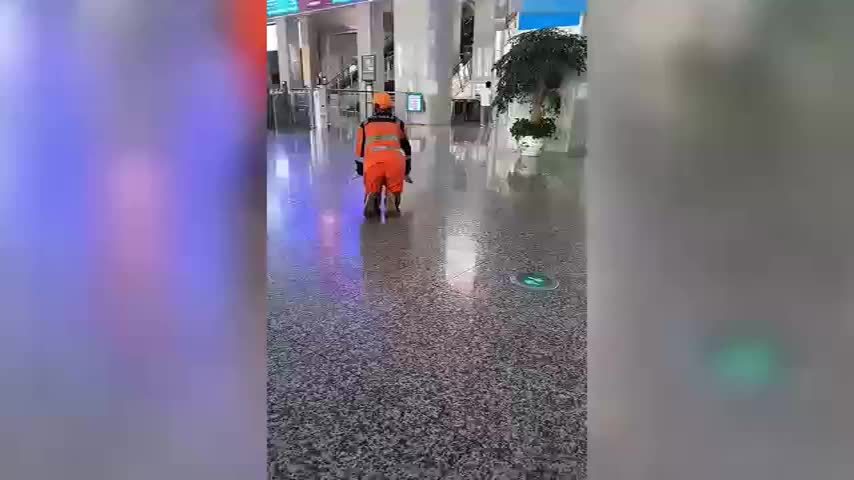 保洁员弄脏乘客衣服跪地道歉，专家：应给基层人员更多同情与支持