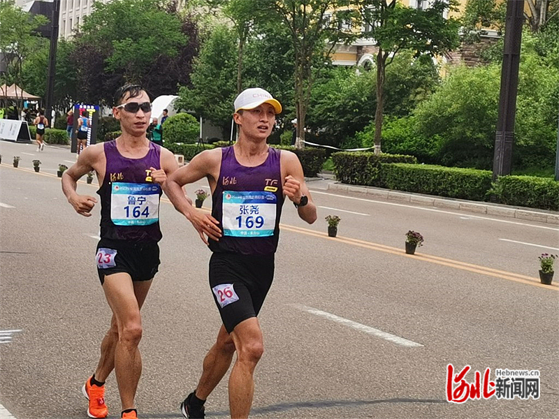 河北运动员张尧（右）、鲁宁在比赛中。河北省体育局田径运动中心供图