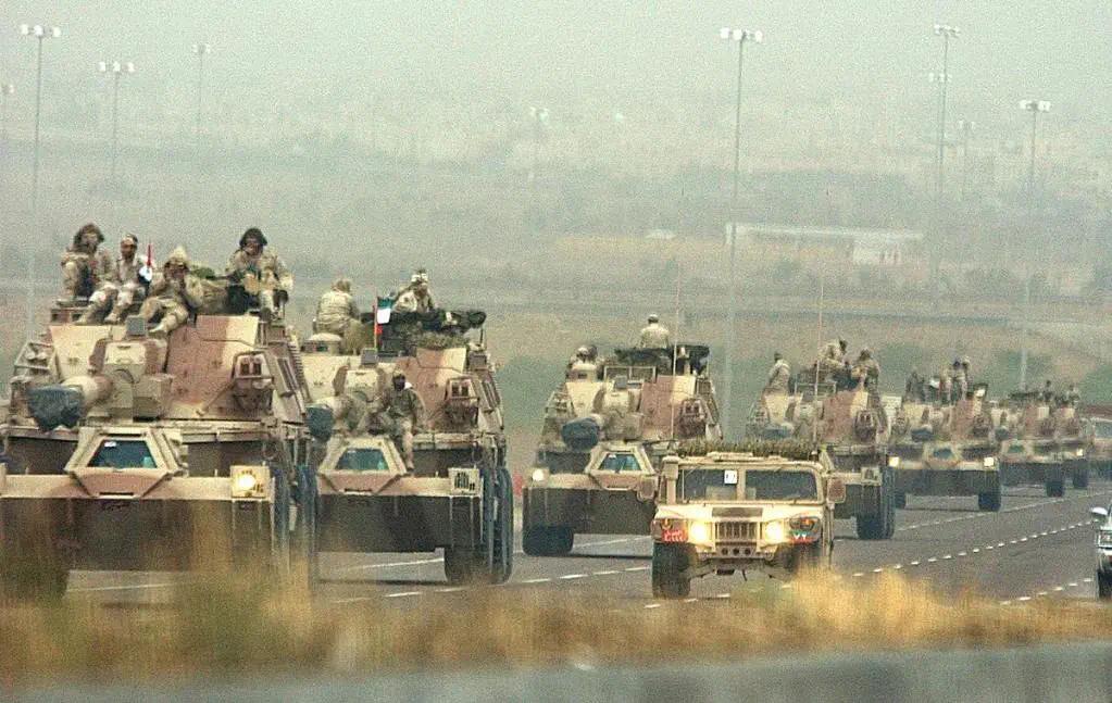 ▲资料图片：2003年3月25日，美军几十辆装甲车辆从科威特城驶向科威特与伊拉克边境。（新华社）