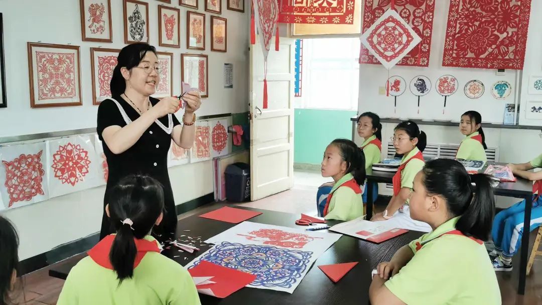 张巧燕给孩子们上剪纸课