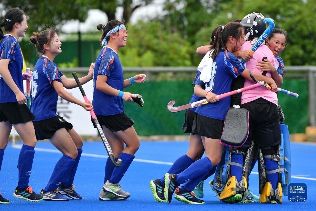 7月3日,兰州队球员赛后庆祝胜利。新华社发(史康 摄)