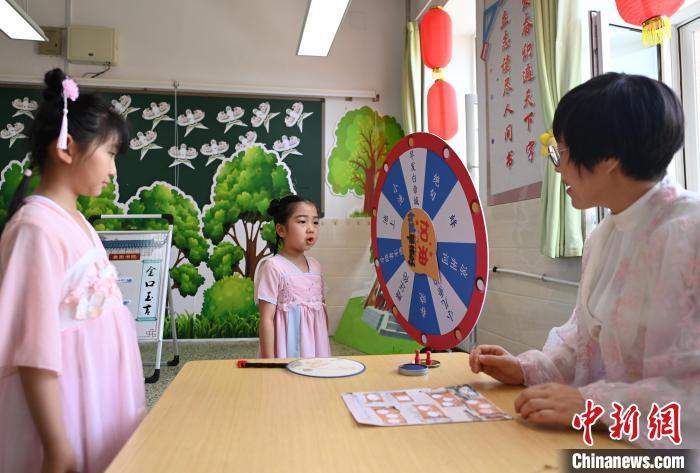 长春一小学将唐宋文化融入期末无纸笔测试