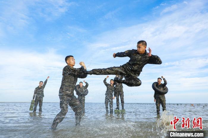 武警官兵在海水中进行实战搏击训练 孔凡泽 摄