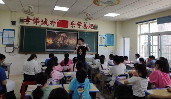 △刘思理给58班上语文课。资料图/受访者提供